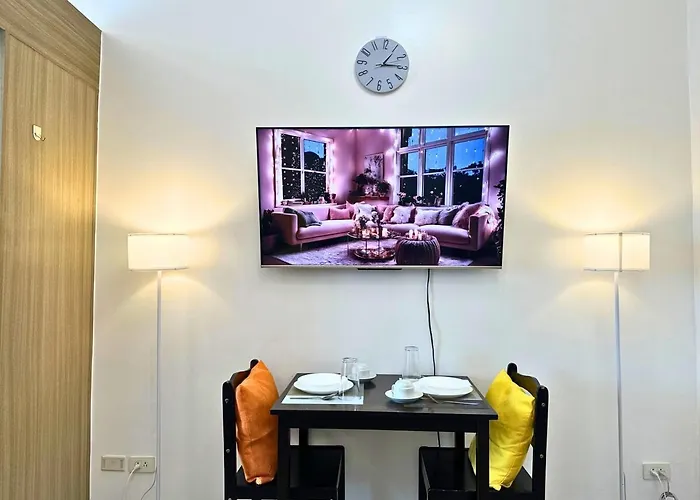 Cozy Luxe 55 Inch 4k Ultra Tv And Amenity View * Manila